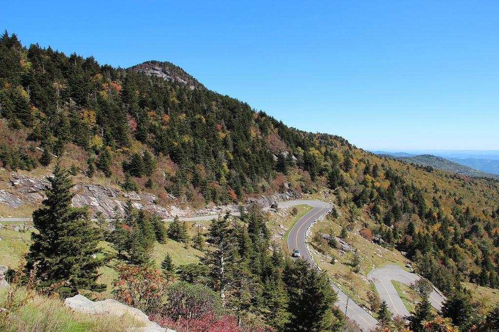 Grandfather_Mountain_hairpins,_Oct_2016_2