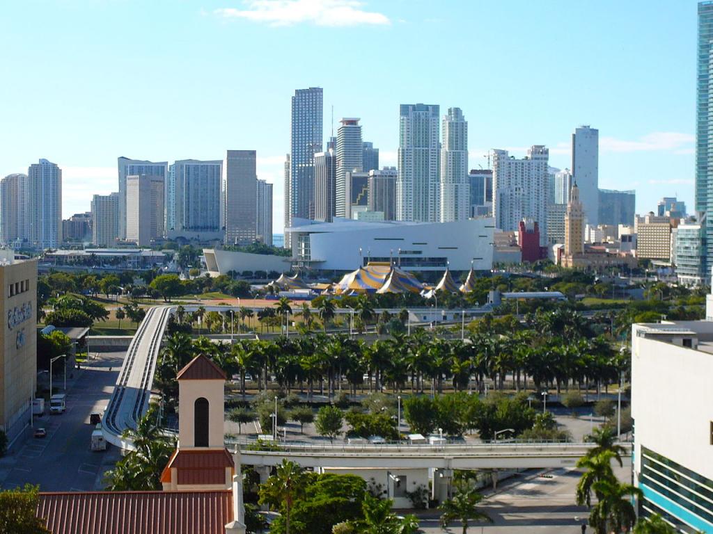 1280px-Central_Downtown_Miami_200811