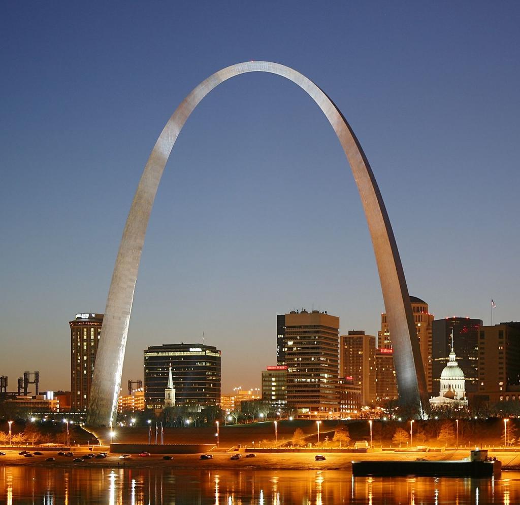 1280px-St_Louis_night_expblend_cropped