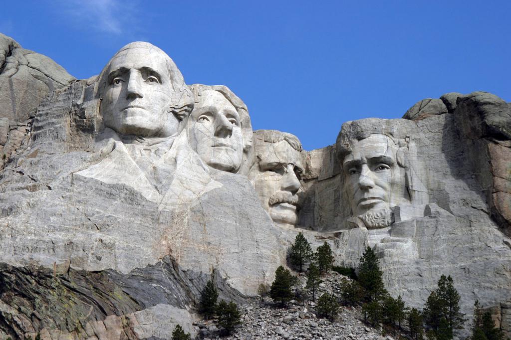 Dean_Franklin_-_06.04.03_Mount_Rushmore_Monument_(by-sa)