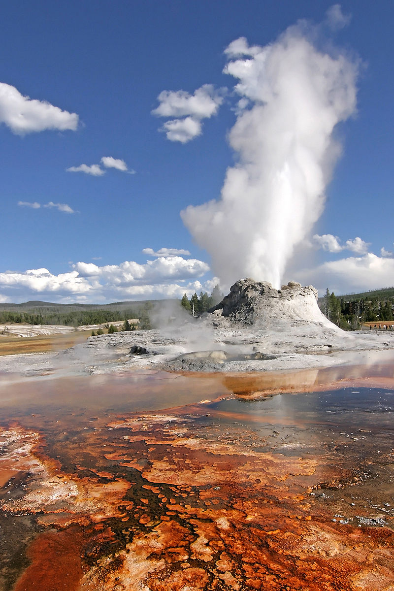 800px-Yellowstone_Castle_Geysir_Edit