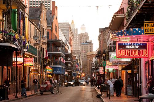 1280px-ChrisLitherlandBourbonSt